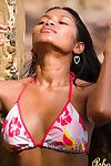 Attraente Asha Kumara si allarga Il suo Apple fondelli wild bikini Apple fondelli a oceano