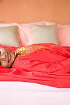 Élégant indien la princesse Asha kumara clignote nu d'ébène les fesses