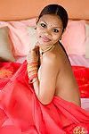 Elegant Indische Prinzessin Asha Kumara blinkt unbekleidet ebon Gesäß