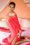 Elegante indiano principessa Asha Kumara lampeggia senza veli d'ebano glutei