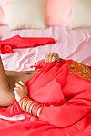 Elegant Indische Prinzessin Asha Kumara blinkt unbekleidet ebon Gesäß