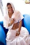 La India gal Asha Kumara muestra su a tope las mejillas mientras usar sari