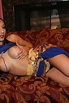 매혹적인 인도 여자 을 공개 그 라운드 주전자 고 사진 젖 균열