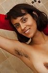 非常 出汗 印度 姑娘 与 浓密的 腋窝 索尼娅 N 色情 跳舞 在 的 盥洗室