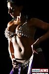 breasty Indische Bauch Tänzerin sieht Klamm auf live Kamera