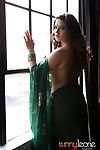 Titsy भारतीय आकर्षक प्यारी लियोन में चिपचिपा खुला छवियों