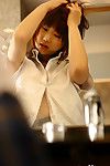 Hina Tachibana giapponese prende camicia off Per partecipare Con Il suo Più grande lattine