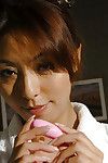 ontuchtige japans Angel met Verleidelijke lichaam spelen met een Dildo