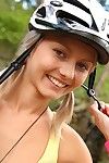 Блондинка несовершеннолетних Ангел покупки костюм офф на ее велосипед Прогулка