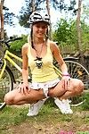 Tóc vàng vị thành niên thiên thần mua sắm Trang phục ra trên cô ấy xe đạp đi bộ