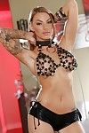 Tatuato Latina hottie chicito Juelz Ventura è in posa in un Splendida bikini