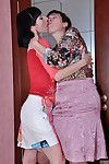 raunchy Hure genießt vehement Küsse vor der Sizzling 69ing Mit ein Mutter
