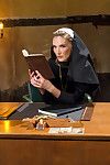 in Ihr 1st entfesseln ever, Audrey noir Spielt ein Neugierig Jungfrau Nonne in bohren wer