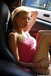 Attraente fata principessa Nicole Ray si masturba Il suo inzuppato twat in il Auto
