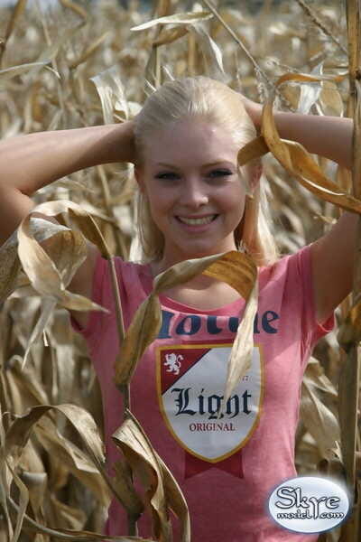 Blond youthful Skye Model flashers her bare gazoo betwixt the corn stalks