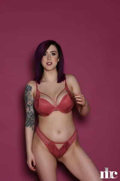 Sticky babe Lisha Blackhurst takes her bra off and teases with her accustomed billibongs