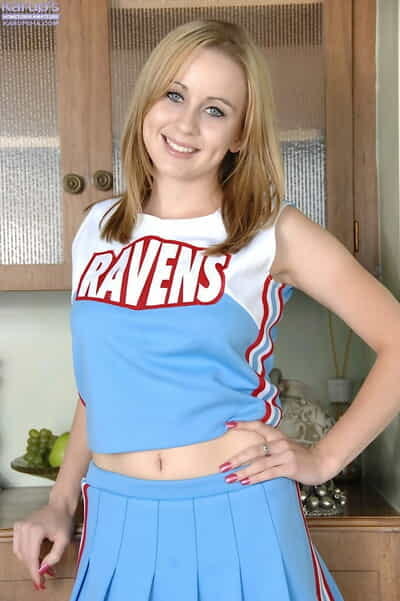Amateur solo babe Mae Lynn releases her babe parts from cheerleader outfit