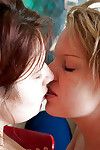 teen lezbiyenler Blaire ve Sylvanna dil Öpücük önce mastürbasyon Kıllı adiler