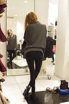 पतला चंचल सुनहरे बालों वाली किशोरी रीज़ Berkman झुकने पर में एक दुकान