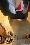 दो भारी Chested गर्लफ्रेंड दिखा रहा है उनके स्तन पर लाइव कैमरा
