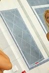anesa Chance a Son milf gigantesque seins et Cul illustré dans Salle de bain