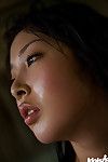 वक्षस्थलों एशियाई लड़की साकी Koto दिखा रहा है उसके मोहक शरीर