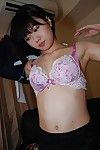 Asiatico floosie Erika Niiyama si masturba Il suo gash e l'assunzione di Bagno