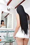 黑发 青少年 模型 瑞秋 里维拉 显示 剃光 latina 猫 在 浴缸