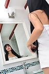 黑发 青少年 模型 瑞秋 里维拉 显示 剃光 latina 猫 在 浴缸