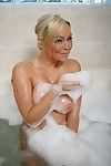 blond Modell Abtei Brooks entkleidet sich Ihr Titten und Nimmt ein schaumig Dusche Zimmer