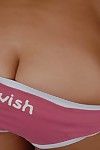 Latein chico Bbw Leigh Auffällig sexy Topless solo Modell Posen in rosa Unterwäsche