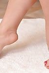 haut sur pattes Euro Obèses Samanta Lily montre off Mammouth heurtoirs et pieds nus dans douche