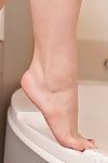 haut sur pattes Euro Obèses Samanta Lily montre off Mammouth heurtoirs et pieds nus dans douche