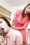 若 女の子 吸い込み a 大きな 黒 コック - 食べる 性別 クリーム と 彼女の mother\'s 助