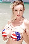 Uygun Sarışın içinde yıldız N çizgili bikini Morgan Leigh bares onu yuvarlak memeler