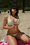 sexy Charisme cappelli dans lunettes dans bikini montre Son Corps de plein air