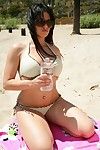 sexy Charisma cappelli in Brille in Bikini zeigt Ihr Körper outdoor