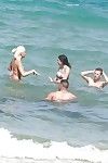 los adolescentes jazlyn, Shay y Savannah en Bikini boca a boca en el la recopilación de al aire libre