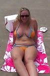 胖乎乎的 妻子 赤裸裸的 在 公共 海滩