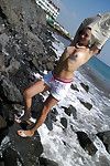 赤裸上身的 海滩 享受日光浴的 青少年 偷窥 海滩 坦率 海滩