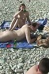 完全 赤裸裸的 公主 在 的 海滩 喝 和 具有 喜悦
