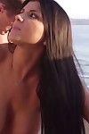 Romi Pioggia ama Sesso su il Spiaggia in Il suo Vacanza tempo