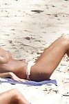坦率 海滩 青少年 赤裸上身的 享受 的 太阳 赤裸上身的 享受日光浴的