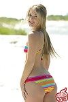 मनोहर सुनहरे बालों वाली किशोरी लड़की सड़क पर पर समुद्र तट