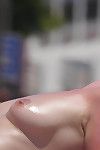 चिपचिपा बेब मलाई सूरज तेल में उसके स्तन