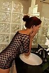 breasty فاتنة أليسون إيفرز يتمتع أخذ حوض استحمام في شفافة الملابس الداخلية