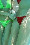 ba lesbos trong Bikini Rất gợi tình Nhảy và liếm găng tay dưới nước