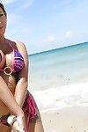 nastolatek Kochanie Marsha Może usuwa Bikini na Plaża w nagie fat zad i duży Cycki