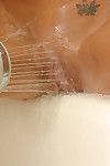 Amateur latina chicito solo Fille déchaîne humide seins À partir de bikini dans Salle de bain
