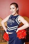 nastolatek cheerleaderka Dani Daniels ciągnie do jej Krótki spódnica w zabawka jej prostytutka